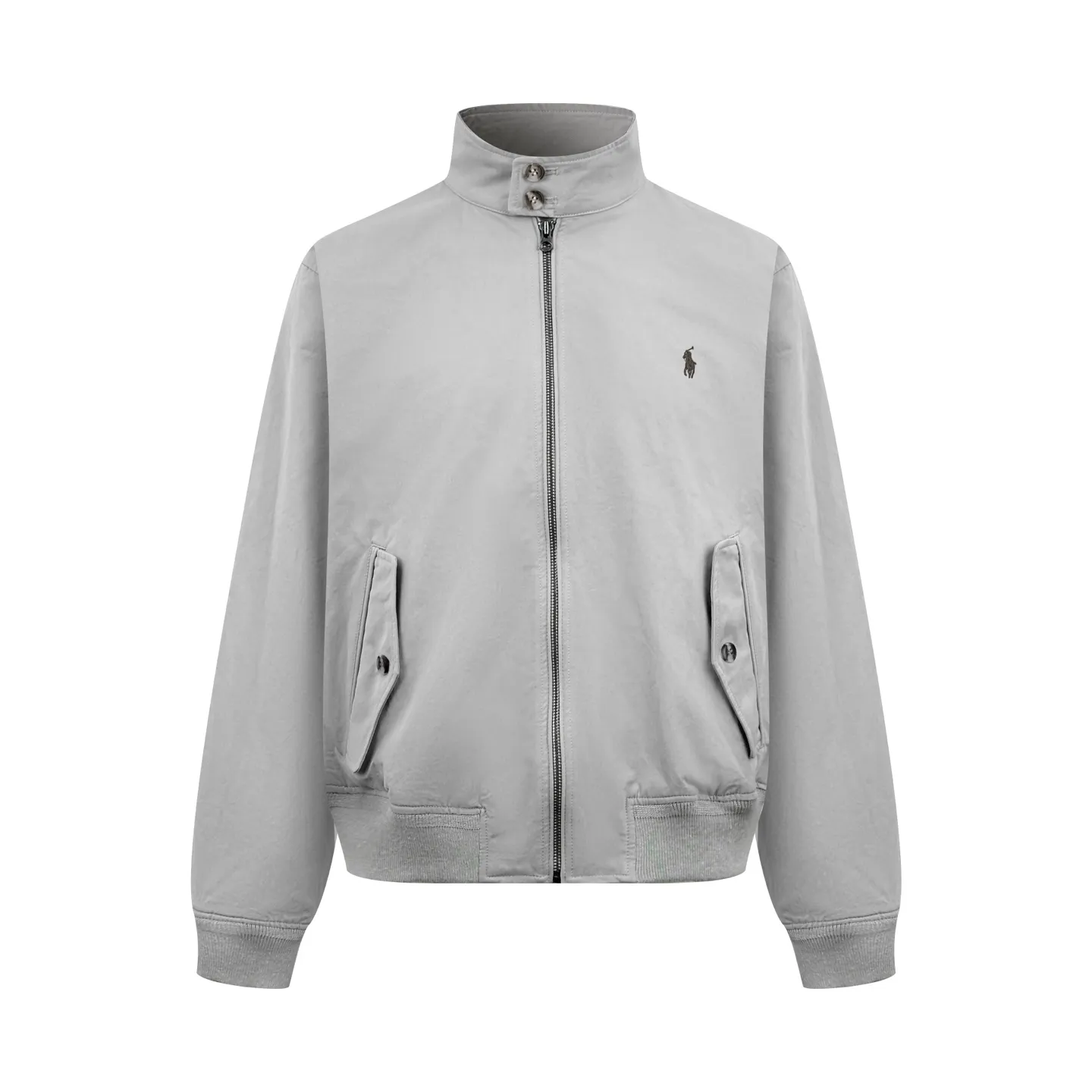 AP Ralp Lauren embroidered zipper jacket. Customized elegant cotton fine twill fabric. Soft and silky, comfortable and close to the skin. Made of matte light gray as the base. Soft and unobtrusive. Just right to show a kind of restrained elegance. Exquisite pony logo embellishments. It brings an atmosphere of freedom and vitality and injects the soul charm of the brand. Simple and smooth lines outline a tall and straight figure. A unique and charming fashion masterpiece emerges. Process 1: Use imported machine embroidery process. Use advanced computer control system and precision mechanical components to realize the iconic pony embroidery operation with high precision and smooth and delicate lines. Process 2: Template machine bag opening. The preset template guides the position, shape and size of the bag opening. The accuracy ensures the quality of the bag opening effect. Process 3: Infrared positioning cutting bed uses infrared emitters and infrared receivers to achieve precise positioning of materials. The accuracy can reach the micron level, thereby meeting the effect of high-precision cutting of plaid alignment. Process 4: The fabrics are fermented and washed. Better feel and texture, not easy to deform, not easy to shrink, not easy to fade, maintain long-term beauty Accessories: Customized 1:1 Ralph Lauren horn buckle Customized 1:1 Ralph Lauren zipper Customized 1:1 Genuine Leather lanyard Customized 1:1 Ralph Lauren trademark Version: Loose version Size: S M L XL Style number: 25272